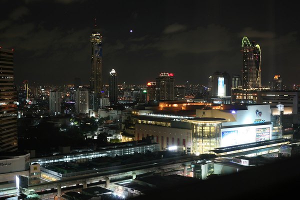 曼谷夜市商圈攻略2026：Siam、Asok 與河畔夜市怎麼逛？