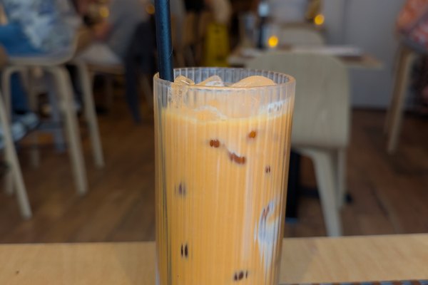 泰式奶茶：街邊攤一杯 25 至 35 泰銖