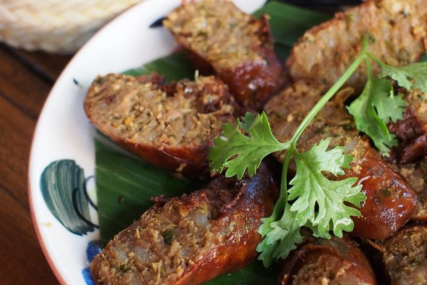 北部香腸：豬肉混香茅與南薑，每串 20 至 35 泰銖